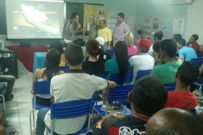 Ações nas escolas visam criar nos jovens a cultura da não-violência no trânsito.