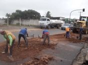 Prefeitura de Arapiraca recupera trecho asfáltico na curva da Barriguda