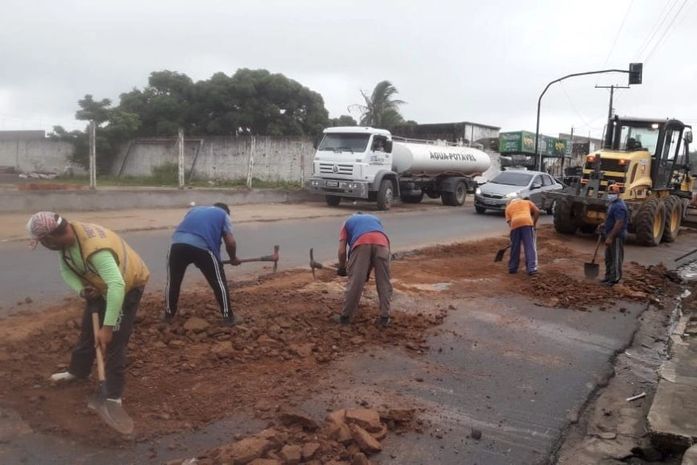Prefeitura de Arapiraca recupera trecho asfáltico na curva da Barriguda