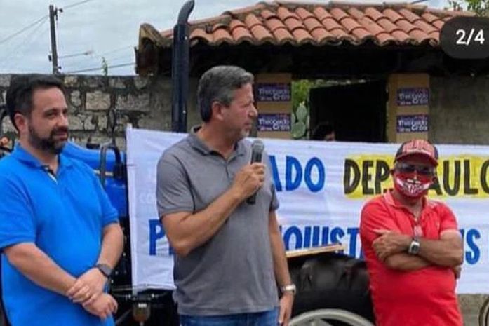 Criminosos ateiam fogo em trator doado para uma associação em Major Izidoro