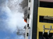 Vídeo: idosa é socorrida durante incêndio em apartamento na Ponta Verde; Defesa Civil avalia estrutura do prédio 