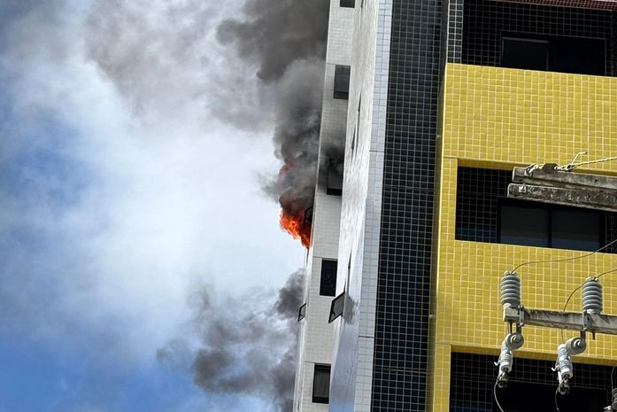 Vídeo: idosa é socorrida durante incêndio em apartamento na Ponta Verde; Defesa Civil avalia estrutura do prédio 