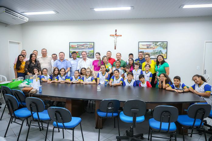 Escola municipal presenteia Luciano Barbosa com jogos pedagógicos sobre a história de Arapiraca