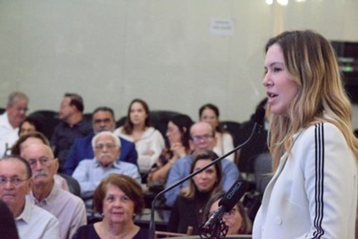 Comenda Padre Teófanes: deputada Cibele Moura e Parlamento Alagoano homenageiam a System Idiomas