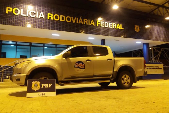 Homem é preso pela PRF com documentos falsos e caminhonete roubada