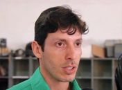 Após crise, Daniel Rocha volta a cobrar medicação ao Estado para tratar problema de pele