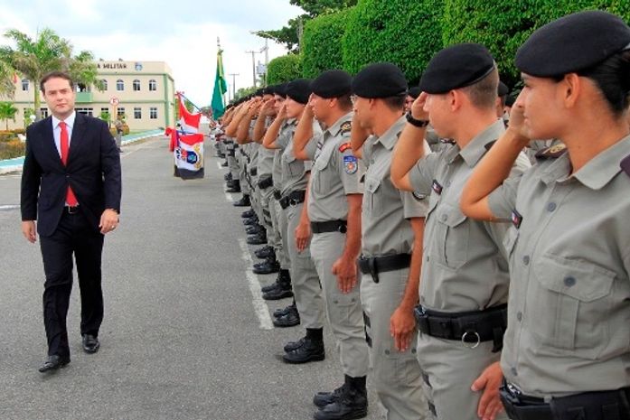 Renan Filho promete ganho real para militares, mas não em 2015
