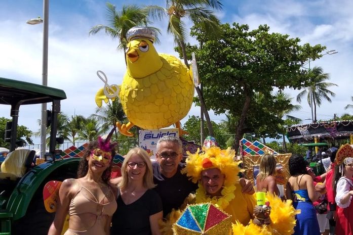 Orla de Maceió é tomada por foliões no tradicional desfile do Pinto da Madrugada