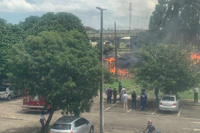 Incêndio no terreno ao lado da sede do Detran
