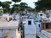 Covas rasas e cemitérios superlotados evidenciam drama das despedidas em Maceió