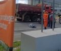 Vídeo: mulher morre após perder controle da moto e colidir com poste na Av. Menino Marcelo