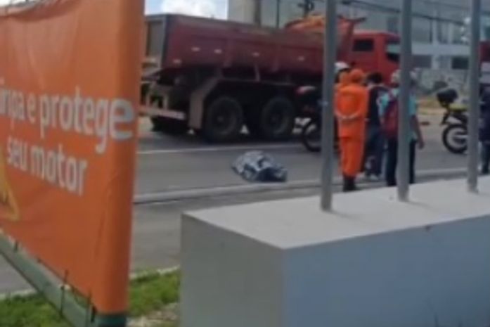 Vídeo: mulher morre após perder controle da moto e colidir com poste na Av. Menino Marcelo