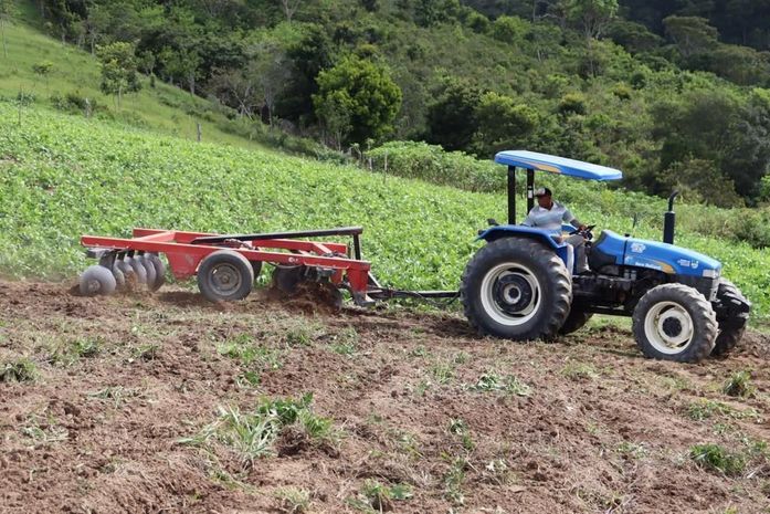 Prefeitura de Santana do Mundaú disponibiliza maquinário para homens do campo