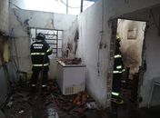 Homem dorme com velas acesas e provoca incêndio em residência