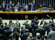 Polêmica votação de nova meta para superávit fica para terça-feira