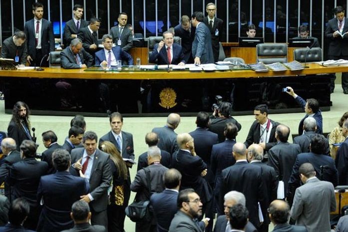 Polêmica votação de nova meta para superávit fica para terça-feira