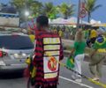 Em ato, no Rio de Janeiro,  um homem branco, bolsonarista, exibia um homem negro acorrentado, como troféu. Tá bom pra você?
