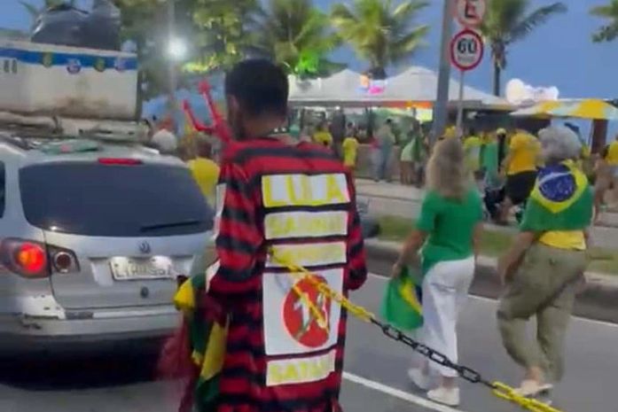 Em ato, no Rio de Janeiro, um homem branco, bolsonarista, exibia um homem negro acorrentado, como troféu. Tá bom pra você?