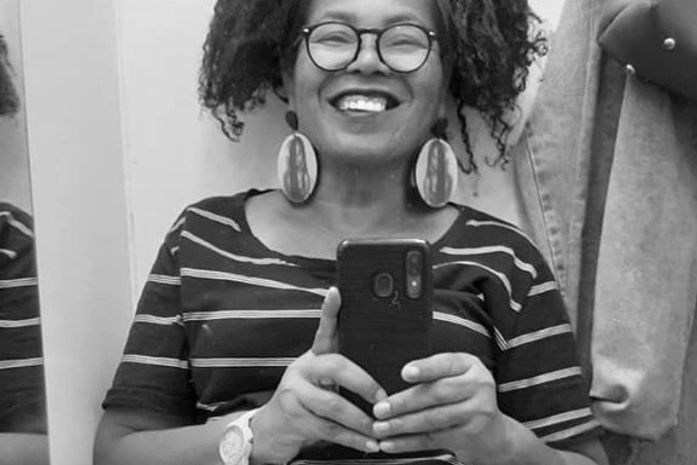 Eu sou Arísia Barros, mulher preta com nome e sobrenome.