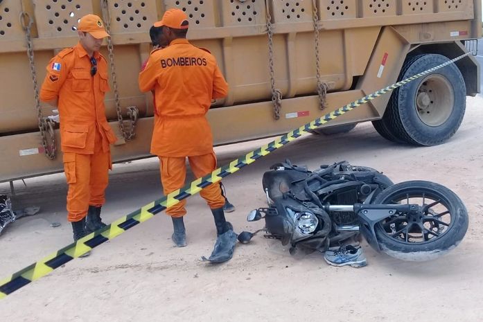 Empresário morre após colisão entre moto e caminhão na BR-101