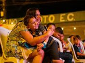 Mãe e filho se divertem durante mais uma edição do Cine Massa, da Prefeitura de Maceió
