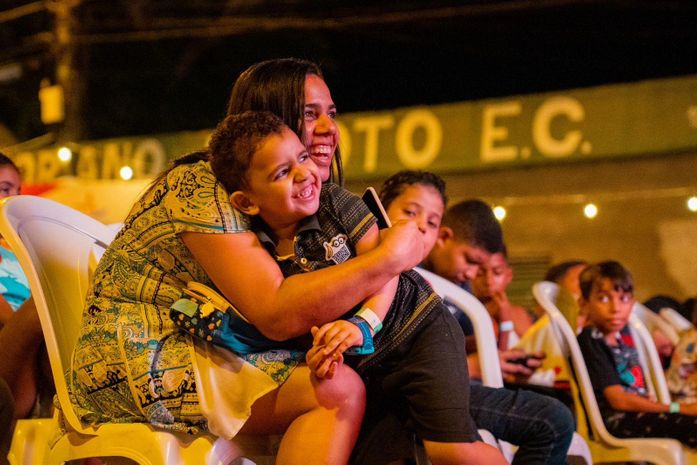 Mãe e filho se divertem durante mais uma edição do Cine Massa, da Prefeitura de Maceió