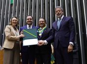 Luciano Amaral transforma em medalha na Câmara Federal sua dívida de gratidão com Marcelo Victor