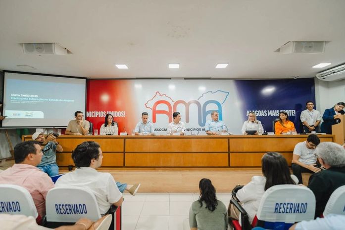 Marcelo Beltrão reúne prefeitos e governador e firma pacto pela Educação