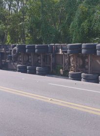 Motorista fica ferido após carreta carregada de granito tombar na BR-316, em Atalaia