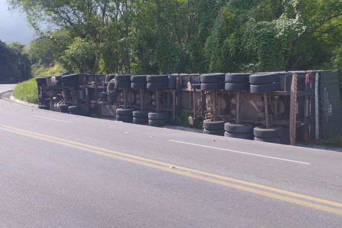 Motorista fica ferido após carreta carregada de granito tombar na BR-316, em Atalaia