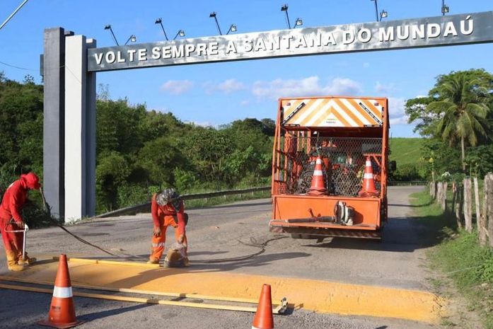 Prefeitura de Santana do Mundaú realiza pintura e sinalização horizontal das ruas