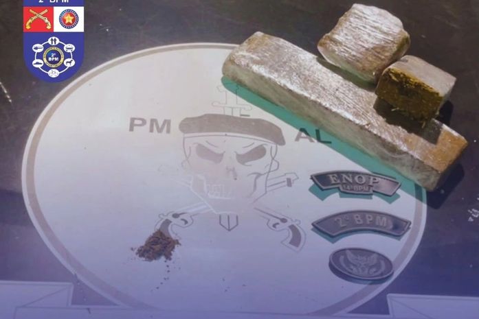 Homem acaba preso após polícia encontrar droga dentro de carroça de recicláveis