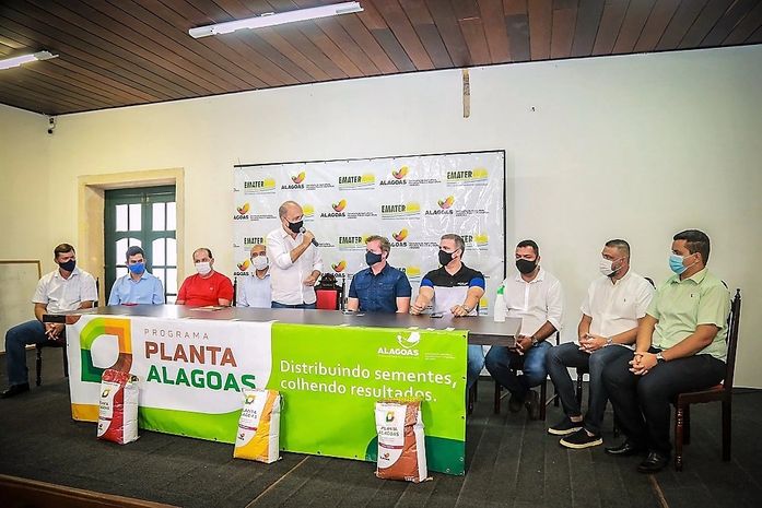Emater Alagoas entrega veículos e distribuíra sementes para Penedo e região