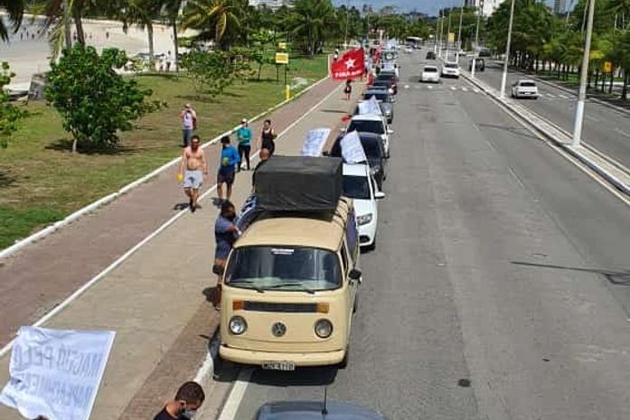 Manifestantes fazem carreata em Maceió e pedem por impeachment de Bolsonaro