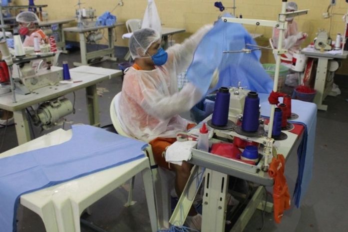 Reeducandos confeccionam máscaras e aventais para profissionais de saúde