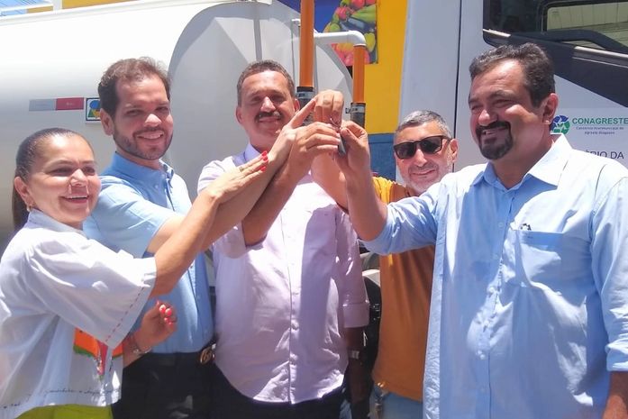 Conagreste entrega caminhão-pipa à Prefeitura de Estrela de Alagoas