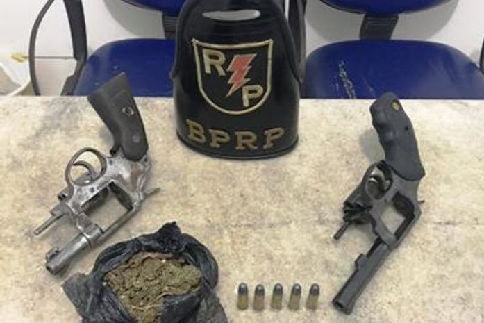 Dois revólveres e drogas que estavam com os menores
