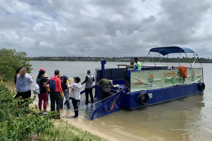 Alurb contribui para ação de limpeza no mangue em parceria com outras instituições.
