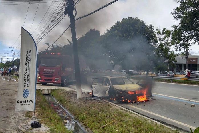 Colisão entre moto e carro na Avenida Durval de Góes Monteiro