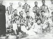 Time do Ferroviário em 1951. na foto aparece o padre Luiz Ferreira e Tavarinho em pé de óculos escuros e camisa branca