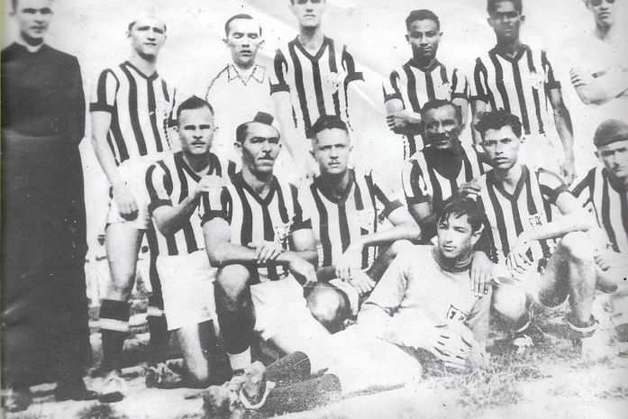 Time do Ferroviário em 1951. na foto aparece o padre Luiz Ferreira e Tavarinho em pé de óculos escuros e camisa branca