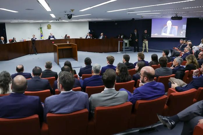 STF encerra primeiro dia do julgamento de Bolsonaro e mais sete réus