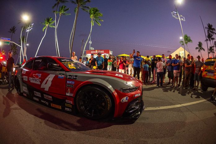 JHC faz passeio com carro da Nascar Brasil pela orla e destaca qualidade das vias da capital