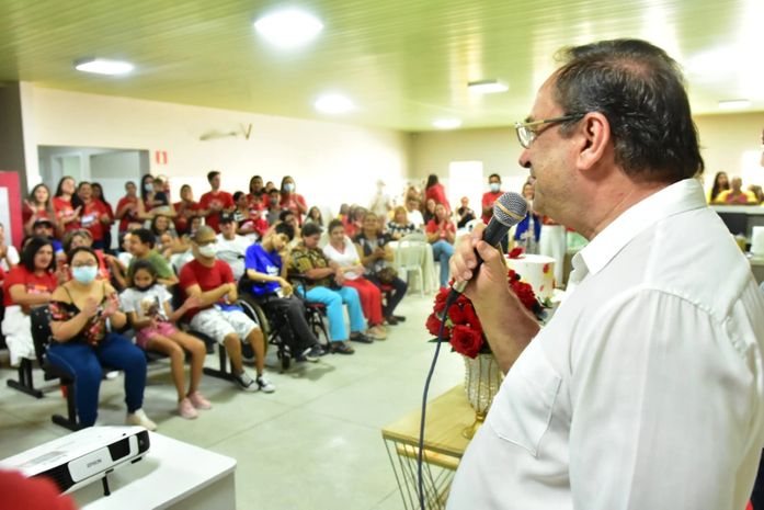 Luciano parabeniza a Pestallozzi de Arapiraca pelos 26 anos dedicados à saúde e à inclusão social