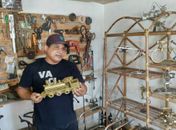 A arte do manobrista Joel criada a partir de pedaços de ferros descartados como lixo  