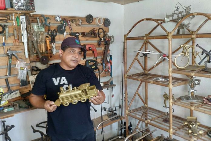 A arte do manobrista Joel criada a partir de pedaços de ferros descartados como lixo