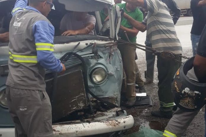 Colisão entre kombi e carro deixa cinco feridos em Junqueiro