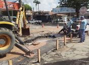 Asfalto é destruído por vazamento de água e preocupa moradores no Pinheiro