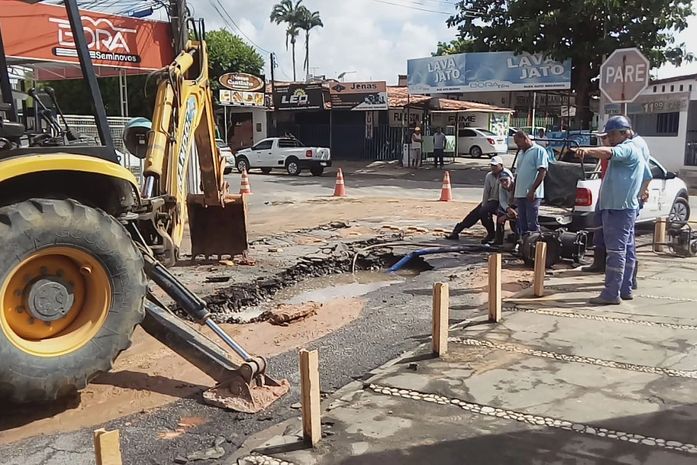 Asfalto é destruído por vazamento de água e preocupa moradores no Pinheiro
