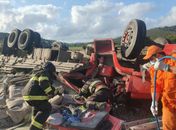 Bombeiros socorrem vítima presa às ferragens durante tombamento de caminhão 